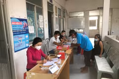 Người dân tham gia vào Dự án khám sàng lọc để phát hiện sớm bệnh lao. (Ảnh: PV/Vietnam+)