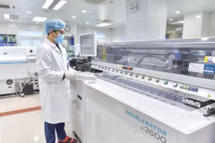 Nhân viên y tế làm công tác xét nghiệm tại Trung tâm. (Ảnh: PV/Vietnam+)