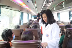 [Photo] Gần 400 bệnh nhân và người nhà được về quê trên các chuyến xe miễn phí 