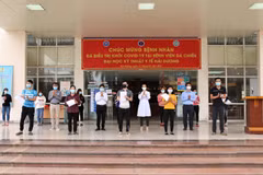 13 bệnh nhân được công bố khỏi bệnh tại Bệnh viện Dã chiến số 2. (Ảnh: PV/Vietnam+)