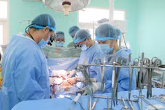 Ekip bác sĩ Bệnh viện Trung ương Huế (phải) chỉ đạo thực hiện ca ghép tạng “xuyên Việt” từ người cho chết não tại Bệnh viện Việt Nam-Thụy Điển ở Uông Bí, Quảng Ninh. (Ảnh: TTXVN phát)