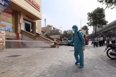 Lực lượng y tế phun khử khuẩn nơi ở một trường hợp F0. (Ảnh: Thành Đạt/TTXVN)