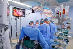 Các bác sĩ thực hiện lấy tạng từ người hiến tặng. (Ảnh: PV/Vietnam+)