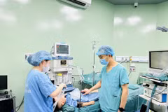Các bác sĩ thực hiện ca phẫu thuật cho một bệnh nhi. (Ảnh: Bích Huệ/TTXVN)