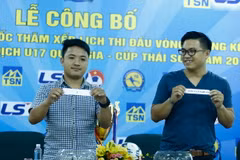Các phóng viên đại diện báo chí bốc thăm chia bảng giải vô địch U17 quốc gia 2016. (Ảnh: Minh Chiến/Vietnam+)