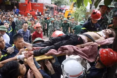 Thêm một nạn nhân trong vụ sập nhà ở Cửa Bắc đã được giải cứu thành công. (Ảnh: Minh Sơn/Vietnam+)