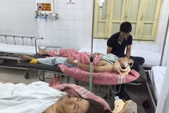 Hai trong số 4 bệnh nhân đang được cấp cứu ở Xanh Pôn. (Ảnh: PV/Vietnam+)