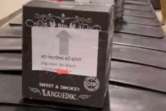 Lô hàng hóa gắn tên Bộ trưởng Bộ GTVT trên băng chuyền hành lý tại sân bay Tân Sơn Nhất. (Ảnh cắt từ clip)