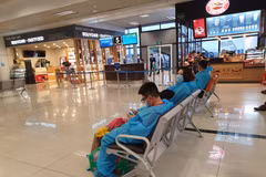 Hành khách làm thủ tục chuyến bay tại sân bay Nội Bài. (Ảnh: CTV/Vietnam+)