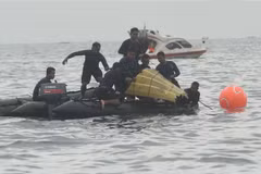 Lực lượng cứu hộ Indonesia trục vớt mảnh vỡ của máy bay gặp nạn thuộc Hãng hàng không Sriwijaya Air ở ngoài khơi Jakarta ngày 10/1/2021. (Ảnh: THX/TTXVN)