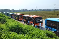 Đoàn xe buýt của Transerco tại khu vực chốt kiểm soát dịch số 1 Pháp Vân-Cầu Giẽ đã hỗ trợ đưa khoảng 1.900 người dân về quê. (Ảnh: CTV/Vietnam+)