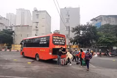 Bến xe Giáp Bát lác đác có xe khách địa phương vào bến trả khách. (Ảnh: Việt Hùng/Vietnam+)