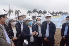 Bộ trưởng Bộ Giao thông Vận tải cùng đoàn công tác kiểm tra tiến độ thi công dự án thành phần cao tốc Bắc Nam phía Đông, đoạn Cao Bồ-Mai Sơn và Mai Sơn-Quốc lộ 45. (Ảnh: Việt Hùng/Vietnam+)