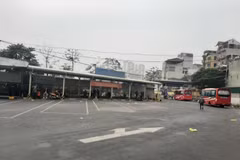 Dù gần về cuối giờ chiều nhưng chỉ lác đác có vài xe khách vào bến Giáp Bát. (Ảnh: PV/Vietnam+)