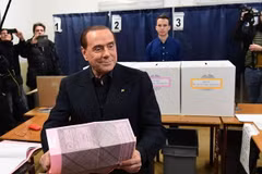 Cựu Thủ tướng Italy Silvio Berlusconi tại điểm bầu cử ở Milan ngày 4/3. (Nguồn: THX/TTXVN)