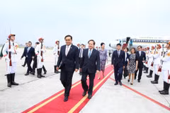 Lễ đón Thủ tướng Thái Lan Prayuth Chan-ocha tại sân bay Quốc tế Nội Bài. (Ảnh: TTXVN)