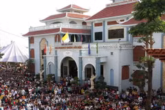 Đông đảo khách thập phương hành hương về thánh đường Tắc Sậy. (Ảnh: Như Bình/TTXVN)