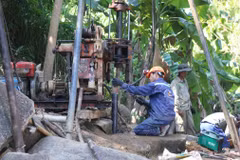 Trên đỉnh hầm Bãi Gió, các công nhân tiến hành khoan, phun bêtông. (Ảnh: Đặng Tuấn/TTXVN)