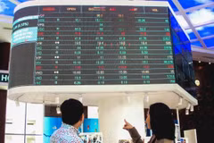 Nhà đầu tư theo dõi diễn biến thị trường chứng khoán tại Sở Giao dịch Chứng khoán Thành phố Hồ Chí Minh. (Ảnh: Hứa Chung/TTXVN)