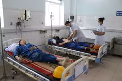 Sau khi dùng bữa trưa ngày 27/6, hàng chục công nhân của Nhà máy Đóng tàu Sông Cấm (Hải Phòng) phải nhập viện cấp cứu. (Ảnh: Hoàng Ngọc/TTXVN)