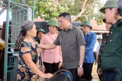 Trưởng ban Tổ chức Trung ương Lê Minh Hưng hỏi thăm, động viên người dân xã Mộc Bắc, thị xã Duy Tiên bị ảnh hưởng bởi lụt bão. (Ảnh: Nguyễn Chinh/TTXVN)
