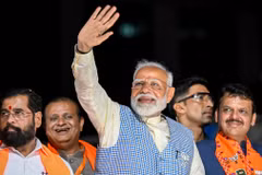 Thủ tướng Ấn Độ Narendra Modi (giữa) tại một sự kiện ở Mumbai ngày 15/5/2024. (Ảnh: AFP/TTXVN)