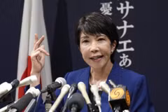 Bà Sanae Takaichi phát biểu tại cuộc họp báo ở Tokyo. (Nguồn: Bloomberg/The Japan Times)