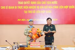 Thượng tướng Hoàng Xuân Chiến, Thứ trưởng Bộ Quốc phòng, Tổ trưởng Tổ Công tác liên ngành, Trưởng ban Chỉ đạo Bộ Quốc phòng trao Quyết định của Chủ tịch nước cho Thượng tá Trương Anh Tuấn, sỹ quan quân vụ của Cục Gìn giữ hòa bình trước khi lên đường làm nhiệm vụ tại Liên Hợp quốc. (Ảnh: Trọng Đức/TTXVN)