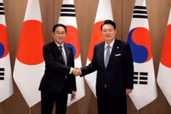 Tổng thống Hàn Quốc Yoon Suk Yeol và Thủ tướng Nhật Bản Fumio Kishida bắt tay trong cuộc gặp tại Văn phòng Tổng thống ở Seoul, (Hàn Quốc), ngày 6/6/2024. (Nguồn: Reuters)