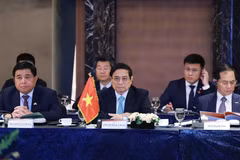 Thủ tướng Phạm Minh Chính phát biểu tại cuộc Tọa đàm với lãnh đạo một số tập đoàn lớn của Hàn Quốc. (Ảnh: Dương Giang/TTXVN)