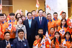 Thủ tướng Phạm Minh Chính với người lao động Việt Nam đang làm việc tại Hàn Quốc. (Ảnh: Dương Giang/TTXVN)