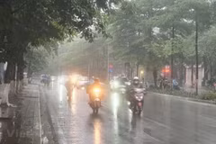 Hà Nội và nhiều khu vực ở Bắc Bộ ngày và đêm 15/9 có mưa to đến rất to, kèm dông. (Ảnh: Huy Khánh/TTXVN)