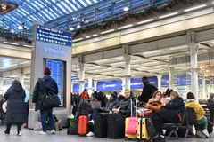 Hành khách chờ tại nhà ga St Pancras ở Thủ đô London (Anh). (Ảnh: AFP/TTXVN)