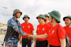 Lãnh đạo Tập đoàn Điện lực Việt Nam thăm hỏi, động viên các chiến sỹ đảo Song Tử Tây đang trực sẵn sàng chiến đấu. (Ảnh: Thanh Vũ/TTXVN)