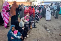 Người dân xếp hàng chờ nhận hàng cứu trợ tại Gedaref (Sudan), ngày 30/12/2023. (Ảnh: AFP/TTXVN)
