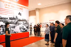 Các đại biểu nghe giới thiệu về tiến trình dẫn đến Chiến thắng Điện Biên Phủ. (Ảnh: Phạm Kiên/TTXVN)