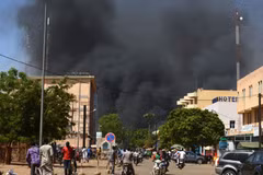 Khói bốc lên sau một vụ tấn công tại Ouagadougou (Burkina Faso). (Ảnh: AFP/TTXVN)