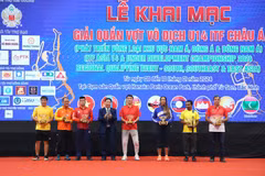 Ban Tổ chức trao Cup Lưu niệm cho các đội. (Ảnh: Thanh Thương/TTXVN)
