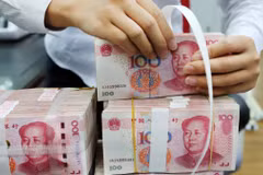 Đồng 100 nhân dân tệ của Trung Quốc. (Ảnh: AFP/TTXVN)
