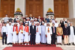 Phó Thủ tướng Trần Lưu Quang với các đại biểu. (Ảnh: An Đăng/TTXVN)