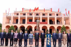 Tổng Bí thư, Chủ tịch nước Cộng hòa Dân chủ Nhân dân Lào Thongloun Sisoulith và Phu nhân Naly Sisoulith cùng đồng chí Nguyễn Văn Nên, Ủy viên Bộ Chính trị, Bí thư Thành ủy Thành phố Hồ Chí Minh tại Bảo tàng Hồ Chí Minh chi nhánh Thành phố Hồ Chí Minh. (Ảnh: Xuân Khu/TTXVN)