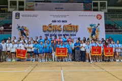 Ban Tổ chức Giải Vô địch Bóng ném Trẻ Quốc gia 2024 trao huy chương và cờ lưu niệm cho các đội đạt thành tích cao nội dung nữ lứa tuổi U20. (Ảnh: Huỳnh Sơn/TTXVN)