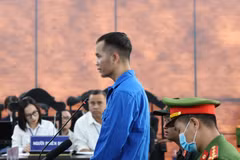Tiếp tục phiên tòa xét xử sơ thẩm vụ án hình sự “Khủng bố nhằm chống chính quyền nhân dân; Khủng bố; Tổ chức cho người khác xuất cảnh, nhập cảnh trái phép; Che giấu tội phạm” xảy ra tại huyện Cư Kuin (Đắk Lắk) vào tháng Sáu năm ngoái, ngày 17/1/2024, Hội đồng Xét xử tiến hành xét hỏi các bị cáo. (Ảnh: TTXVN)