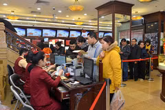 Khách hàng đang giao dịch vàng miếng tại Bảo Tín Minh Châu. (Ảnh: Đức Duy/Vietnam+)