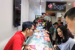 Khách hàng giao dịch vàng miếng tại Công ty Doji. (Ảnh: Đức Duy/Vietnam+)