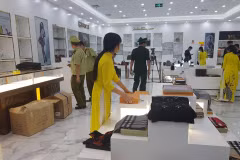 Lực lượng liên ngành kiểm tra hàng hóa tại một trong hai tâm thương mại lớn trên địa bàn thành phố Móng Cái. (Ảnh: dms.gov.vn)