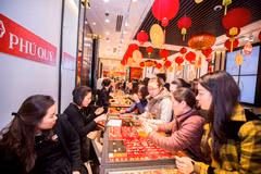 Khách hàng giao dịch vàng miếng tại Phú Quý. (Ảnh: Đức Duy/Vietnam+)