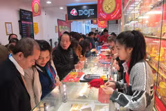 Khách hàng đang giao dịch vàng miếng. (Ảnh: Đức Duy/Vietnam+)