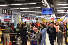 Người dân mua sắm hàng hóa tết tại các siêu thị, trung tâm thương mại. (Ảnh: Đức Duy/Vietnam+)
