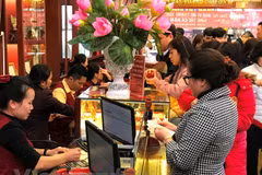 Giao dịch vàng tăng nhiệt trước ngày vía Thần Tài tại Bảo Tín Minh Châu. (Ảnh: Đức Duy/Vietnam+)